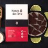 Une tablette de chocolat, entouré de citron vert, de cardamome et d'un yoghourt mocca.
