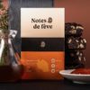 Une tablette de chocolat entourée de miel, d'une branche de sapin, de pâte de coing et de brownies
